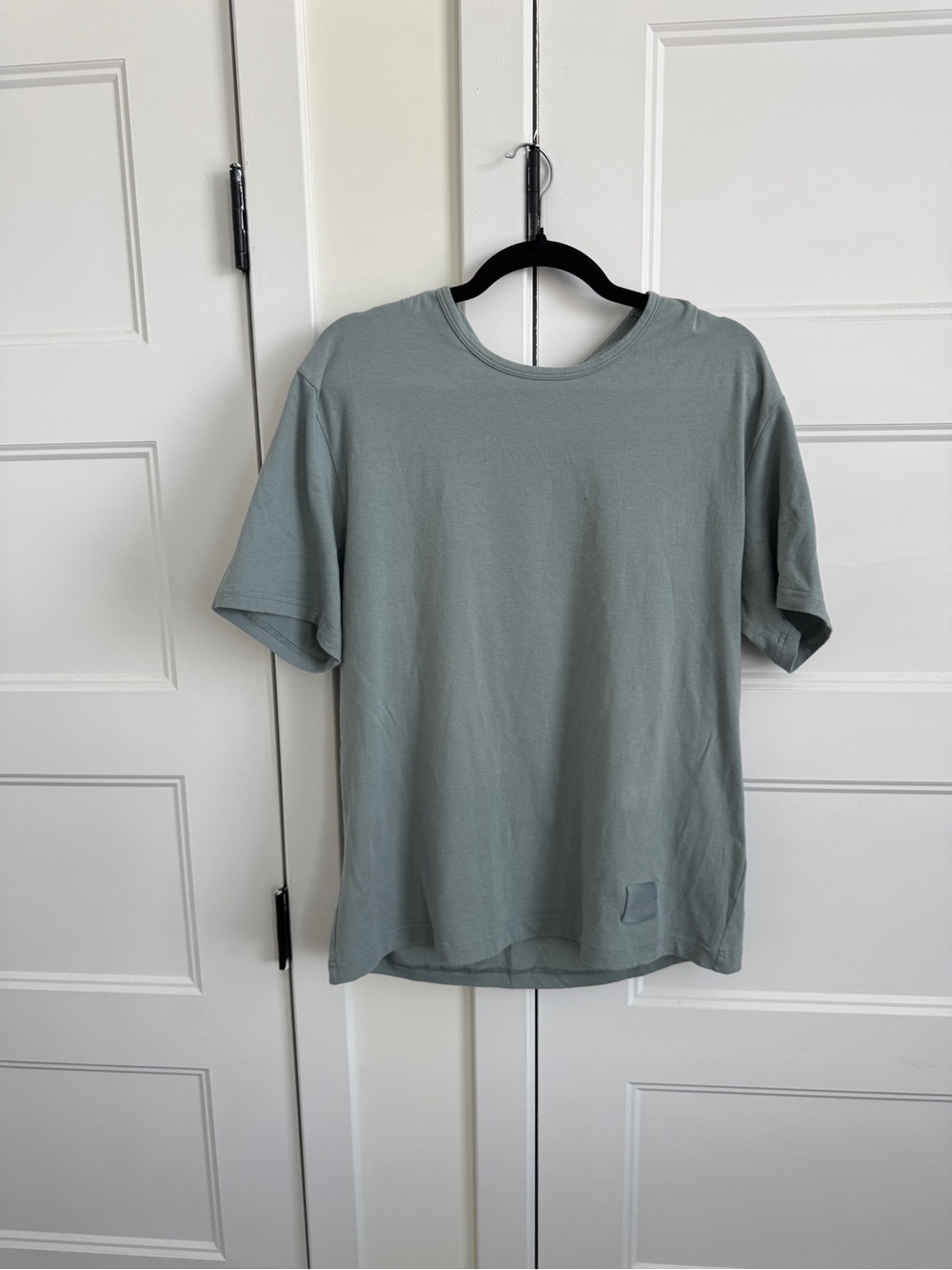 ALO Yoga Essential Short Sleeve Street Athletic Tee - Picture 2 of 6